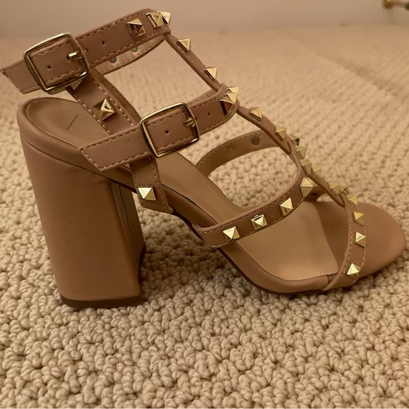 NWT nude and gold studded heel - Picture 4 of 6